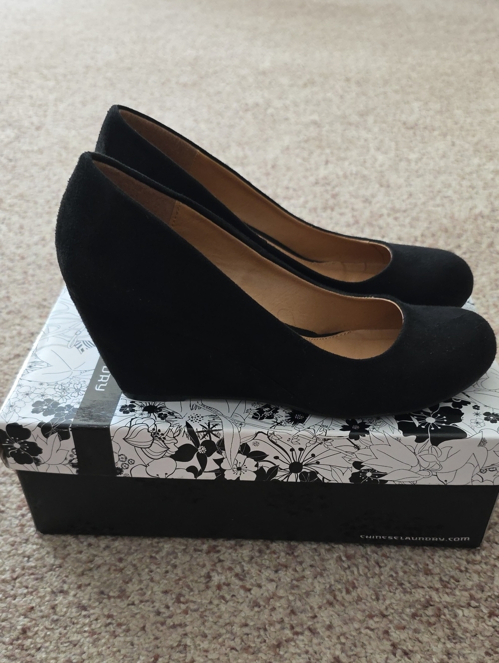 CL by Laundry Black Round-Toe Suede-Look Pumps, Size 7.5, Style: Nima - Picture 4 of 6
